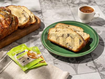 Mielinis duonos pyragas su aguonomis ir kreminiu sūriu pagrindine nuotrauka