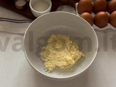 Tortas su vaisiais ir želė Žingsnis 1