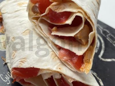 Namų ritinėliai su pomidoru ir vištienos šlaunelėmis pagrindine nuotrauka