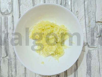 Cukinijų blynas su varškės sūriu ir pomidoru Žingsnis 1