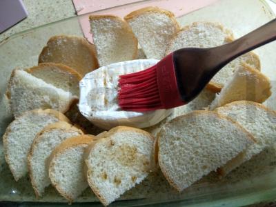 Sūris brie, keptas orkaitėje su skrudinta duona Žingsnis 4