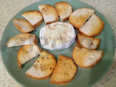 Sūris brie, keptas orkaitėje su skrudinta duona pagrindine nuotrauka