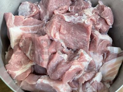 Šašlykas iš kiaulienos mineralinio vandens marinate Žingsnis 1