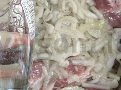 Šašlykas iš kiaulienos mineralinio vandens marinate Žingsnis 4