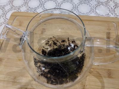 Kvapnus arbata su mėtomis, šermukšnio uogomis ir medumi Žingsnis 1