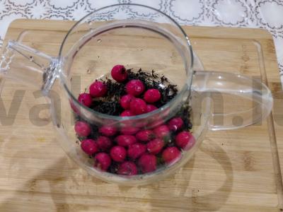 Kvapnus arbata su mėtomis, šermukšnio uogomis ir medumi Žingsnis 2