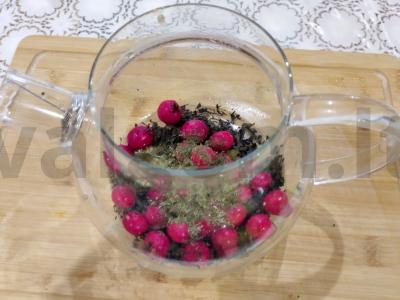 Kvapnus arbata su mėtomis, šermukšnio uogomis ir medumi Žingsnis 3