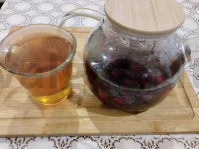 Kvapnus arbata su mėtomis, šermukšnio uogomis ir medumi pagrindine nuotrauka