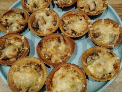 Karštos tartaletės su grybais ir vištiena pagrindine nuotrauka