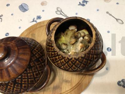 Šampinjonai su vištiena puoduose pagrindine nuotrauka