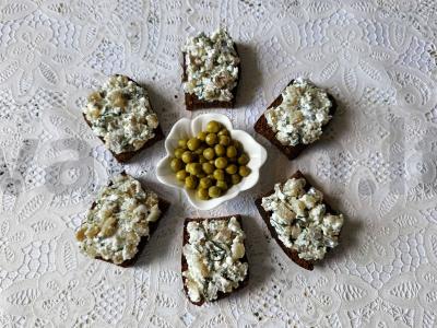 Užkandžių sumuštiniai su silke, varške ir krapais pagrindine nuotrauka