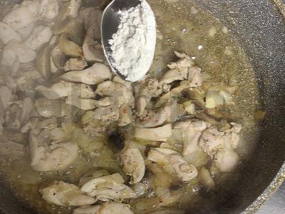 Juliens su vištienos filė, sūriu ir pievagrybiais Žingsnis 7