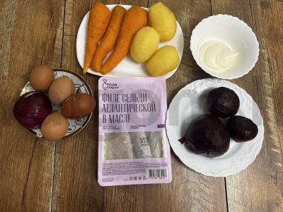 Silkė po šubomis su raudonuoju svogūnu Žingsnis 1