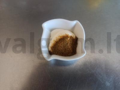 Kepti tostai su kotletu, pomidoru ir sūriu pusryčiams Žingsnis 1