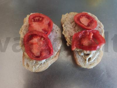 Kepti tostai su kotletu, pomidoru ir sūriu pusryčiams Žingsnis 3