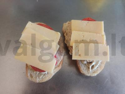 Kepti tostai su kotletu, pomidoru ir sūriu pusryčiams Žingsnis 4