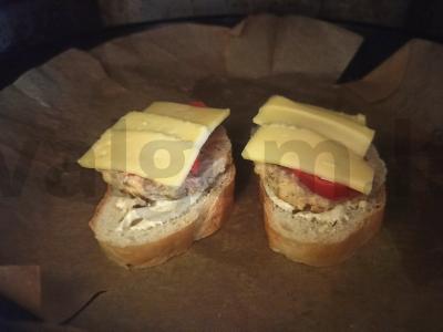 Kepti tostai su kotletu, pomidoru ir sūriu pusryčiams Žingsnis 5