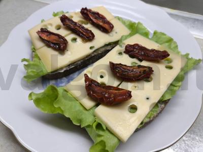 Sumuštiniai su sūriu, džiovintais pomidorais ir imbieru pagrindine nuotrauka