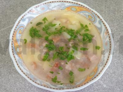 Sriuba su kviečių ir rūkytos vištienos pagrindine nuotrauka