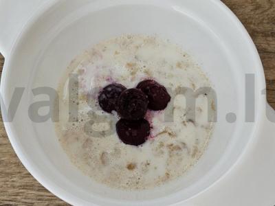 Avižinė košė su pienu ir vyšniomis pagrindine nuotrauka