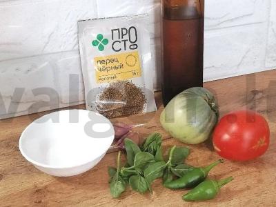 Užkandis iš raudonųjų ir žaliųjų pomidorų Žingsnis 1