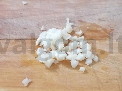 Užkandis iš raudonųjų ir žaliųjų pomidorų Žingsnis 2