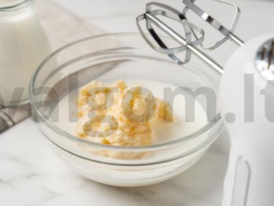 Muffinai su raudonosiomis serbentais Žingsnis 3