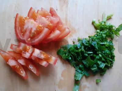 Kvietiniai ritinėliai su rukola, pomidoru ir dešrelėmis Žingsnis 1