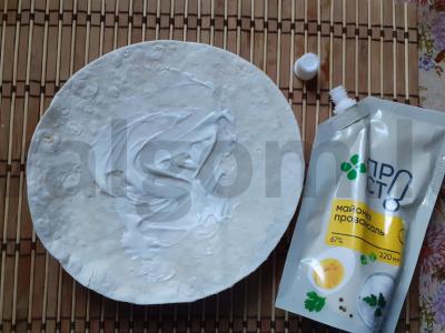 Kvietiniai ritinėliai su rukola, pomidoru ir dešrelėmis Žingsnis 2