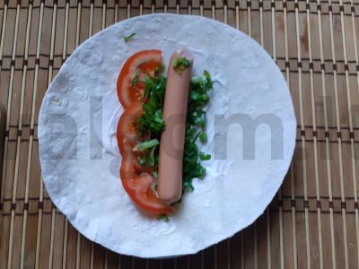 Kvietiniai ritinėliai su rukola, pomidoru ir dešrelėmis Žingsnis 3