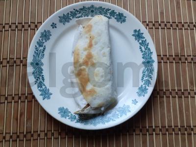 Kvietiniai ritinėliai su rukola, pomidoru ir dešrelėmis Žingsnis 5