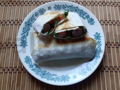 Kvietiniai ritinėliai su rukola, pomidoru ir dešrelėmis pagrindine nuotrauka