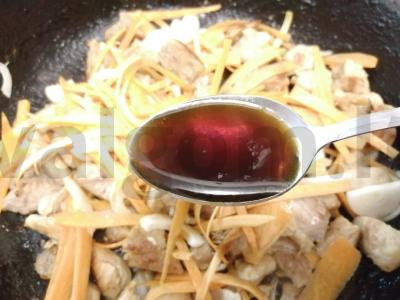 Kiauliena, troškinta sojų padaže Žingsnis 6