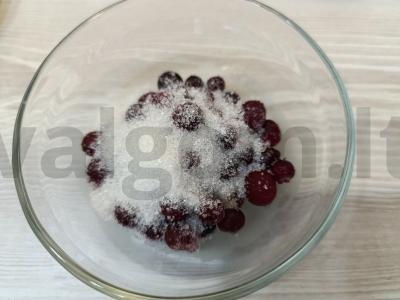 Spanguolių ir aviečių gėrimas su mėtomis Žingsnis 1