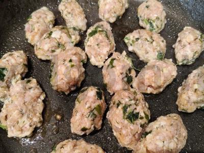 Lula kebabas su karčiu ir šviežiais žalumynais Žingsnis 4