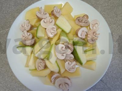 Vištienos blauzdelės, keptos su daržovėmis ir karčiu Žingsnis 4