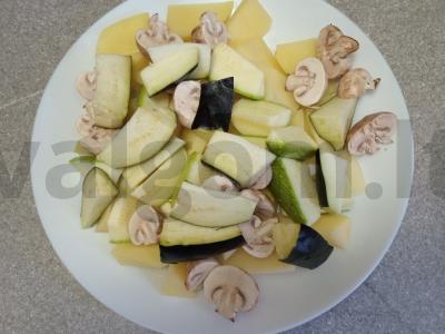 Vištienos blauzdelės, keptos su daržovėmis ir karčiu Žingsnis 5