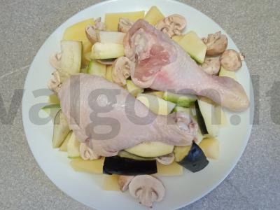 Vištienos blauzdelės, keptos su daržovėmis ir karčiu Žingsnis 6