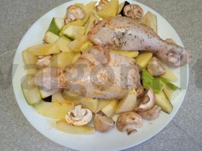 Vištienos blauzdelės, keptos su daržovėmis ir karčiu Žingsnis 7