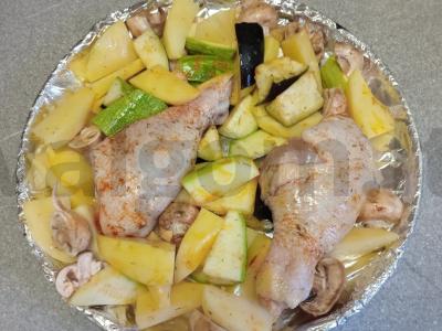 Vištienos blauzdelės, keptos su daržovėmis ir karčiu Žingsnis 8