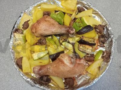 Vištienos blauzdelės, keptos su daržovėmis ir karčiu Žingsnis 9