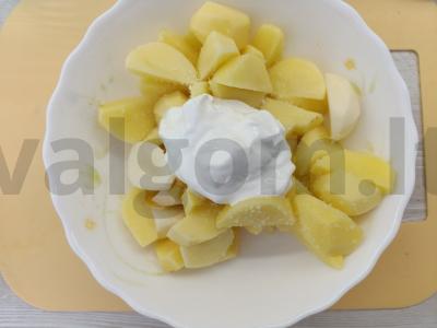 Keptas jaunas bulvės su grietine ir keptu sūriu Žingsnis 1