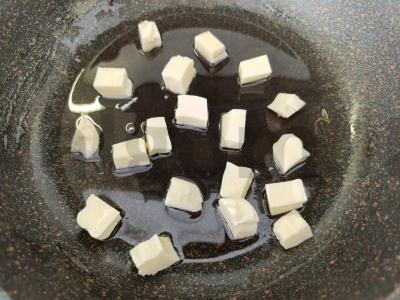 Keptas jaunas bulvės su grietine ir keptu sūriu Žingsnis 3