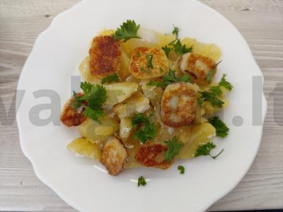 Keptas jaunas bulvės su grietine ir keptu sūriu pagrindine nuotrauka