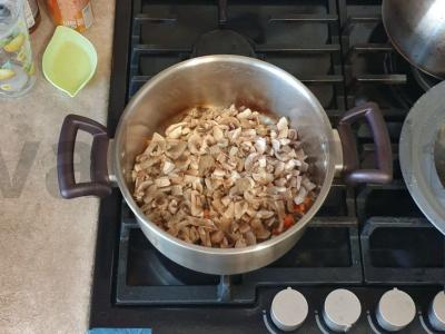 Grybų sriuba su daržovėmis ir sūriu Žingsnis 4