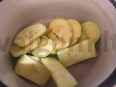 Gazuotas gėrimas su obuoliu ir juodųjų serbentų uogomis Žingsnis 1