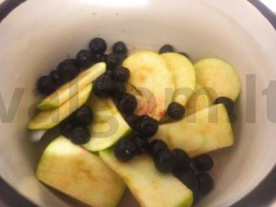 Gazuotas gėrimas su obuoliu ir juodųjų serbentų uogomis Žingsnis 2