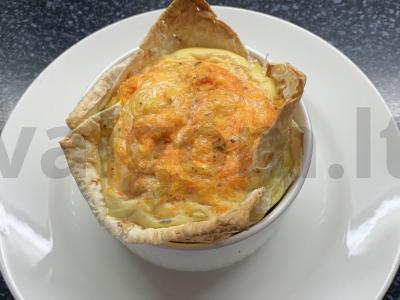 Omletas su morkomis lavašo krepšelyje pagrindine nuotrauka