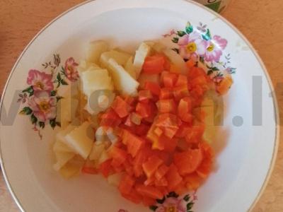 Olivje su rūkytomis dešrelėmis Žingsnis 1