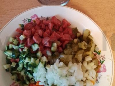 Olivje su rūkytomis dešrelėmis Žingsnis 4